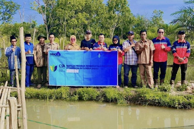 PT Indonesia Batu Prima Energi Promotes Economic Independence through Freshwater Fish Farming Program